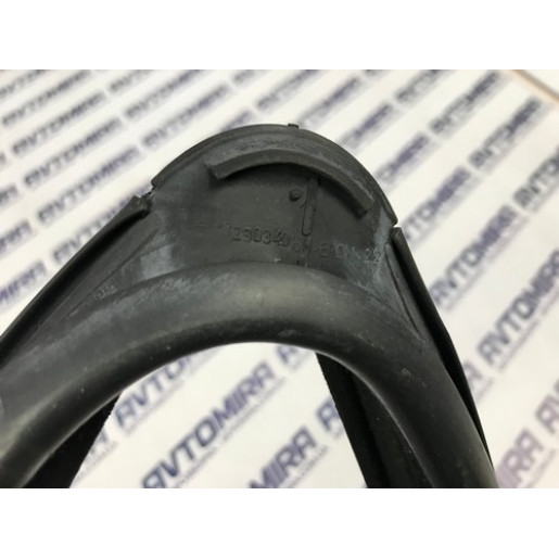 Уплотнитель передней правой двери Opel Zafira B 2005-2011 13290340